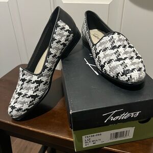 Trotters Liz Black and White Woven Loafers